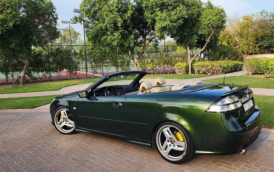 The special Roland Garros green paint is perfectly complemented by the beige leather interior, featuring newly refurbished seats, creating an elegant and harmonious look.