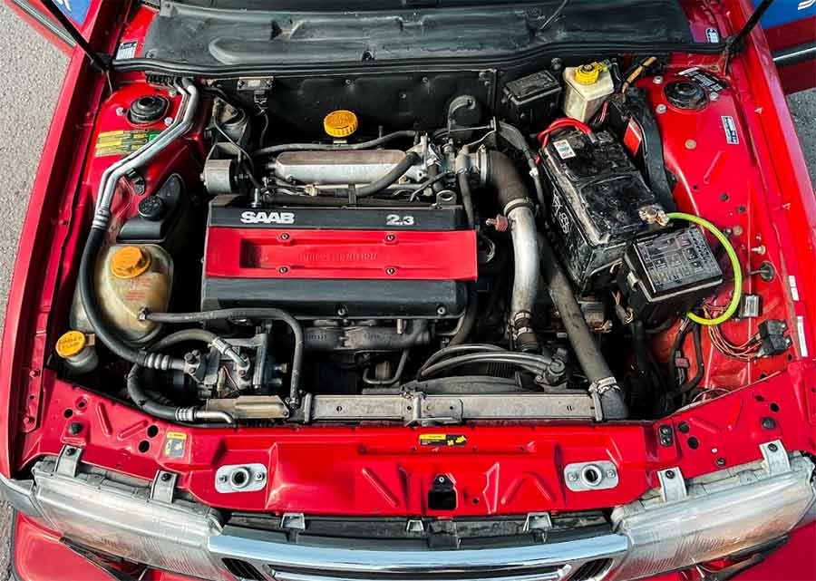 Under the hood of the 1996 Saab 9000 SFT, showcasing the well-maintained 2.3t engine. The pristine condition of the engine bay reflects the car's low mileage of only 25,000 kilometers.