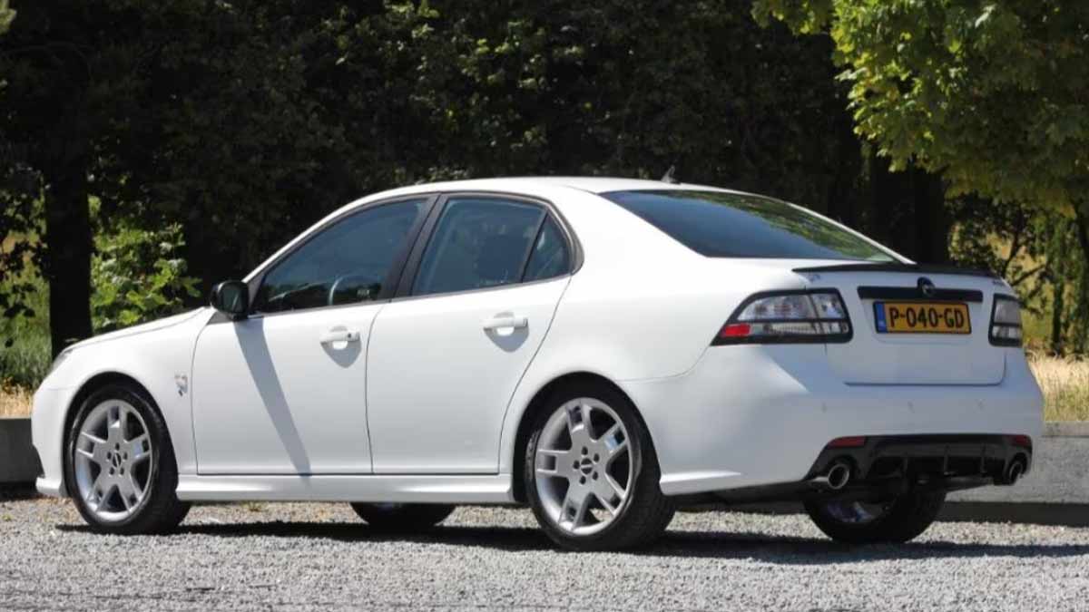 Stunning Saab 9-3 Aero in glossy white, enhanced with Hirsch diffuser and Turbo X front bumper, showcasing its sleek 250HP upgrade.