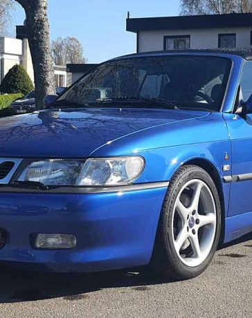 Victor Dolk’s meticulously restored 1999 Saab 9-3 Viggen Cabriolet in lightning blue—a true standout in Sweden’s Saab history.