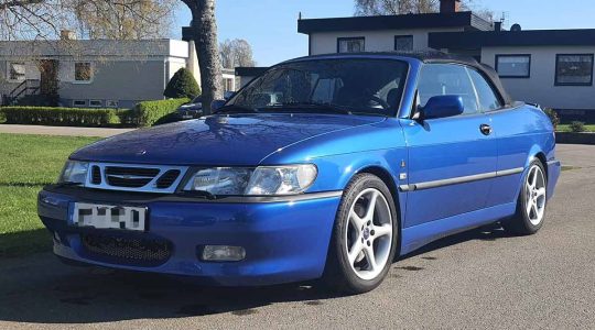 Victor Dolk’s meticulously restored 1999 Saab 9-3 Viggen Cabriolet in lightning blue—a true standout in Sweden’s Saab history.