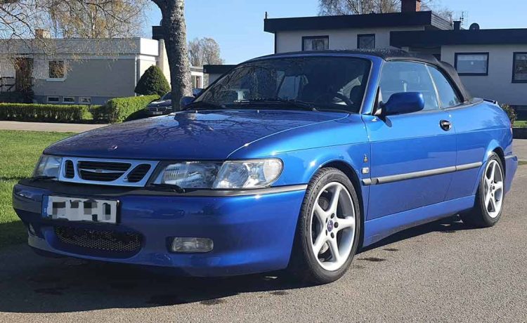 Victor Dolk’s meticulously restored 1999 Saab 9-3 Viggen Cabriolet in lightning blue—a true standout in Sweden’s Saab history.