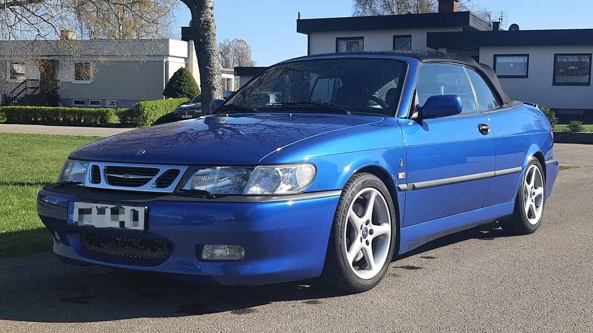 Victor Dolk’s meticulously restored 1999 Saab 9-3 Viggen Cabriolet in lightning blue—a true standout in Sweden’s Saab history.