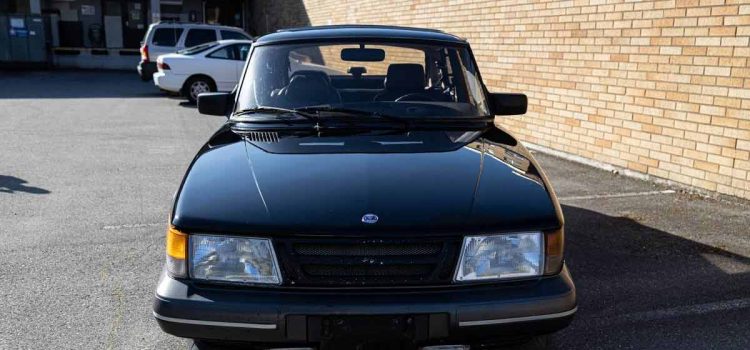 The shiny black exterior of the Saab 900 Turbo SPG with gray side moldings exudes an aggressive and visually appealing aura.