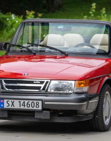 Saab 900 Turbo Convertible: A star on the roads and on screen, as seen in 'Lykkeland' Season 3.