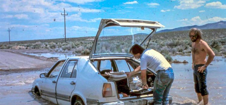 Gunnar Johansson and Ove Hasselberg test the Saab 9000 prototype in the deserts of the USA, evaluating the air conditioning system's performance under various conditions.