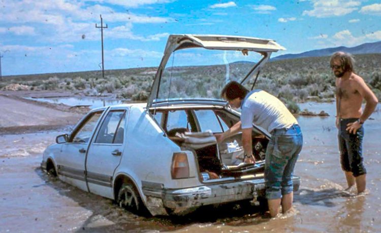 Gunnar Johansson and Ove Hasselberg test the Saab 9000 prototype in the deserts of the USA, evaluating the air conditioning system's performance under various conditions.