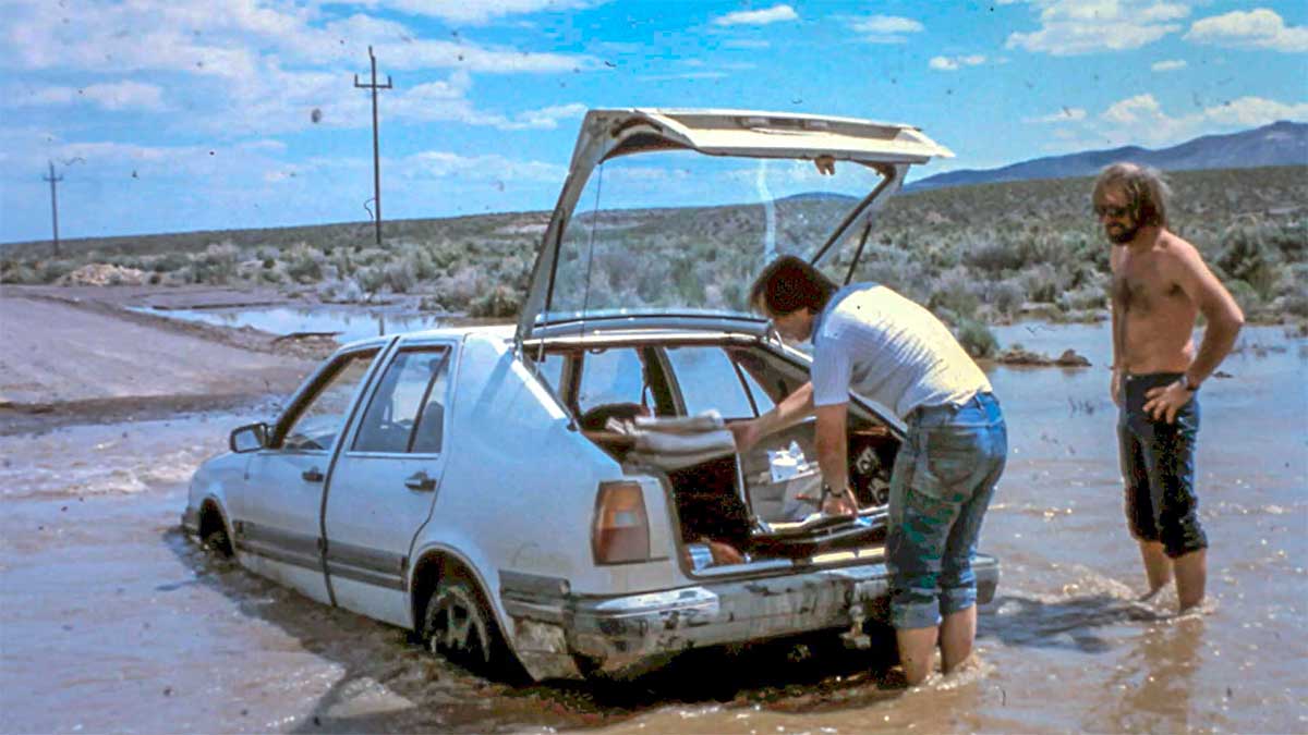 Gunnar Johansson and Ove Hasselberg test the Saab 9000 prototype in the deserts of the USA, evaluating the air conditioning system's performance under various conditions.