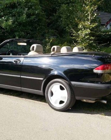 The resilient Saab 900 Cabriolet, having clocked over 300,000 kilometers, stands as a testament to its enduring quality and remarkable journey.