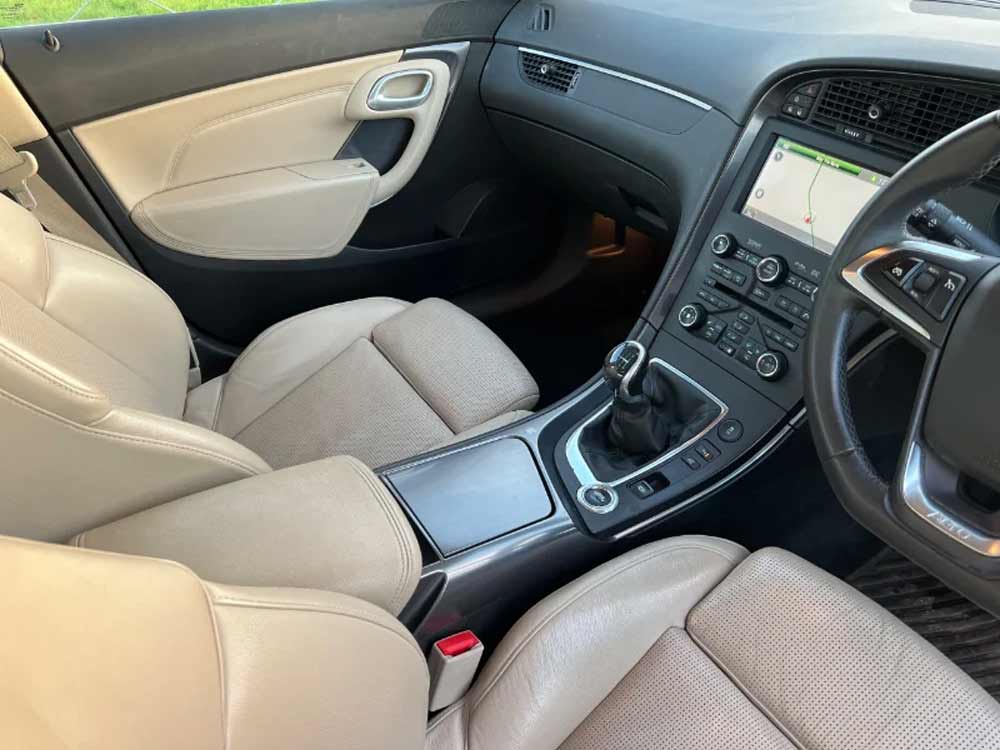 Luxurious Beige Leather Interior of the Saab 9-5 AERO TTID, Highlighting the Perfect Fusion of Comfort and Aero Elegance