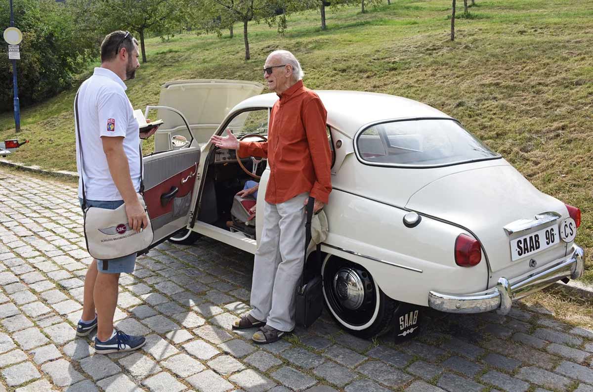 Gene Deitch reunites with his Saab 96 (Photo by Svět motorů/Jiří Pekárek)