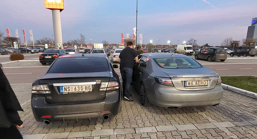 Side by side – SaabPlanet’s local 9-3 meets SaabVoyage’s 9-5 NG Aero V6 during a memorable gathering in Novi Sad, uniting enthusiasts and their beloved machines.