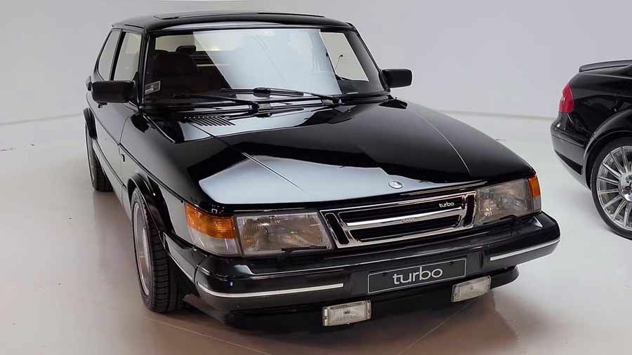 A stunning transformation: The Saab 900 Turbo after an impeccable dry ice cleaning during car detailing.