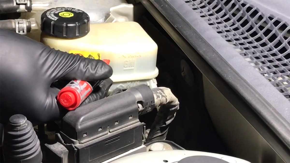 Preparation for a brake fluid change in a Saab vehicle. Watch the detailed video tutorial in this article for step-by-step instructions on how to perform this maintenance task.