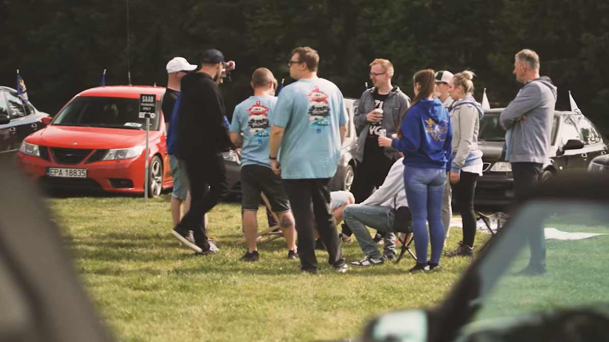 Saab Enthusiasts Unite! 🚗💬 Enjoying a picturesque view of Saab cars while sharing stories and experiences at Saabstance Camp 2023. #SaabLove #SaabstanceCamp