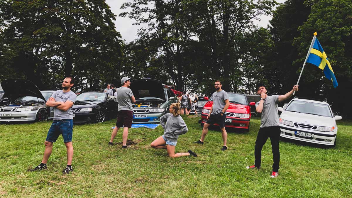 Chillin' by the Saabs: Enthusiasts enjoying a leisurely day in the grass, surrounded by the beauty of SAAB cars. #SaabstanceCamp2023