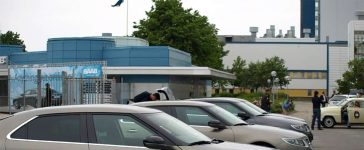 A rare gathering of Saab 9-5 NG models outside the former Saab factory in Trollhättan, a powerful reminder of the brand’s enduring legacy despite its declining presence on Swedish roads.