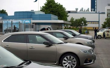 A rare gathering of Saab 9-5 NG models outside the former Saab factory in Trollhättan, a powerful reminder of the brand’s enduring legacy despite its declining presence on Swedish roads.