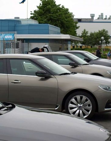 A rare gathering of Saab 9-5 NG models outside the former Saab factory in Trollhättan, a powerful reminder of the brand’s enduring legacy despite its declining presence on Swedish roads.