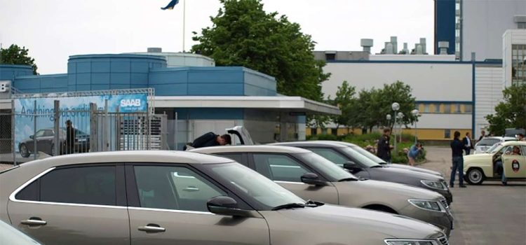 A rare gathering of Saab 9-5 NG models outside the former Saab factory in Trollhättan, a powerful reminder of the brand’s enduring legacy despite its declining presence on Swedish roads.