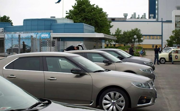 A rare gathering of Saab 9-5 NG models outside the former Saab factory in Trollhättan, a powerful reminder of the brand’s enduring legacy despite its declining presence on Swedish roads.