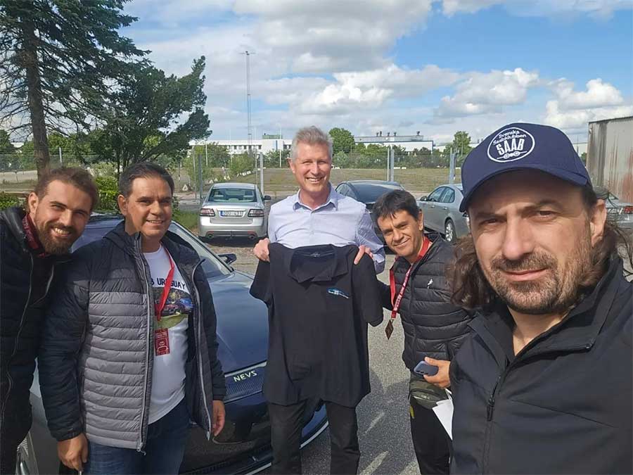 Members of Club Saab Uruguay with Peter Dahl of NEVS, presenting a Club Saab Uruguay t-shirt during their visit to the 2024 Saab Festival in Trollhättan.