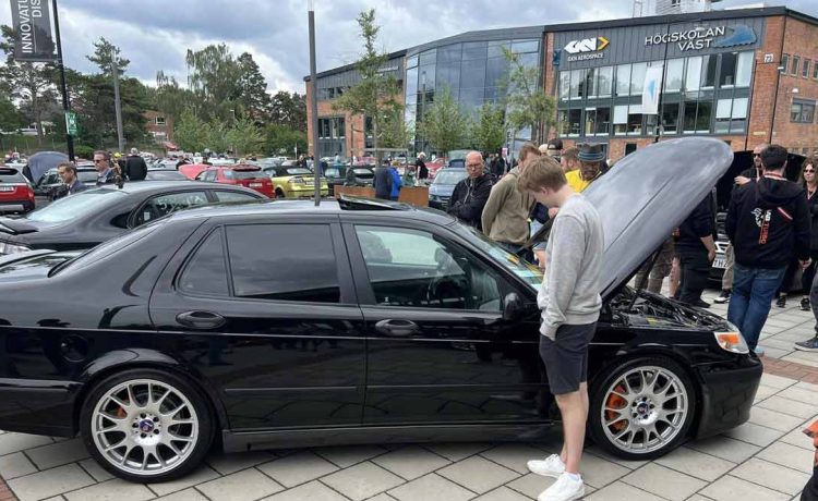 A unique Saab 9-5, converted to rear-wheel drive by Jonas Kakarikas, showcased at the 2024 Saab Festival. This modification, captured by Marko Nikitović, highlights the innovative spirit of Saab enthusiasts.