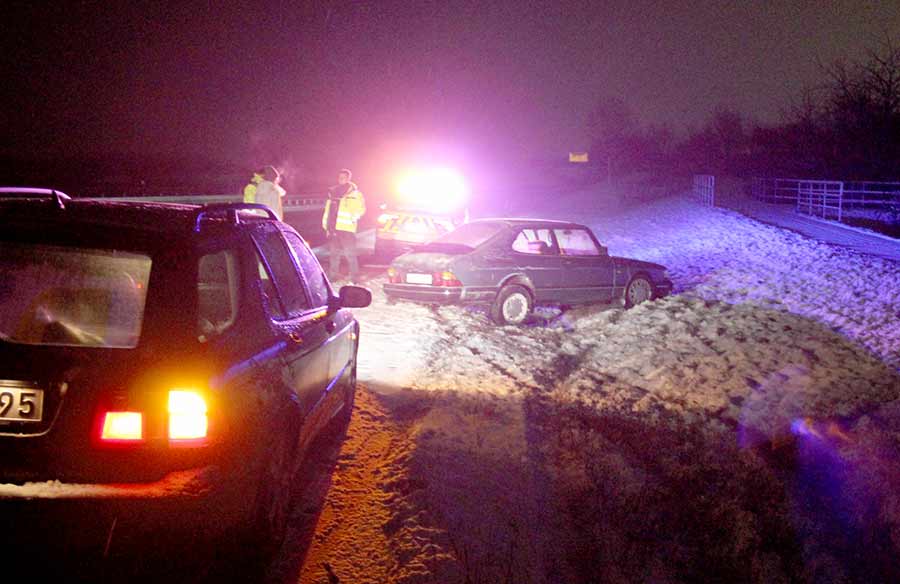 After a reckless escape attempt, the stolen Saab 900 was finally found in a ditch late at night, with police closing in on the suspect. A dramatic end to a high-stakes chase.