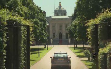 Mark Rutte visiting the King in his Saab.