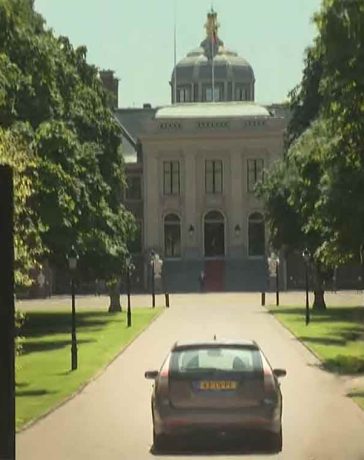 Mark Rutte visiting the King in his Saab.