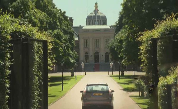 Mark Rutte visiting the King in his Saab.