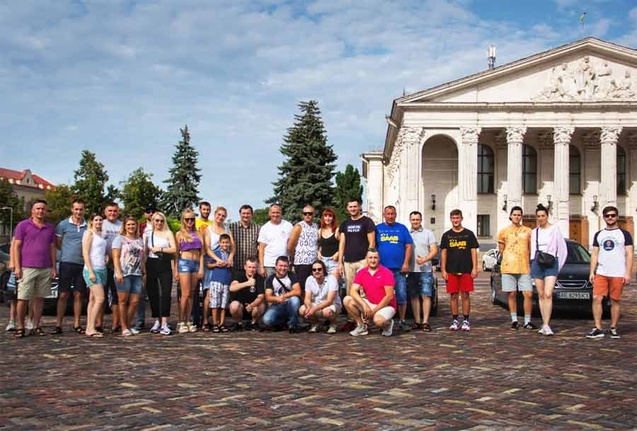 A group photo of all participants in the gathering of the all-Ukrainian gathering of Saab car owners