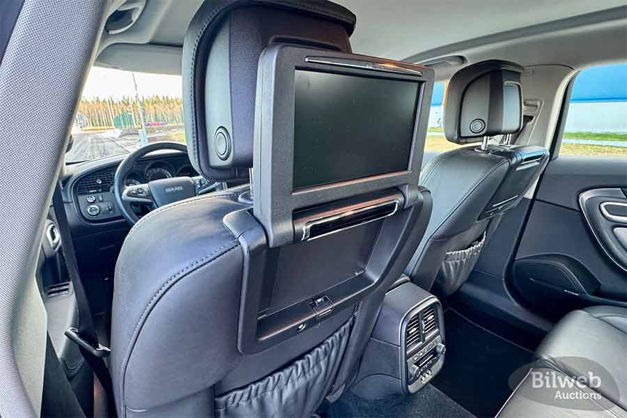 Luxury meets technology in the rear cabin of this Saab 9-5 NG Aero Turbo6 XWD, featuring the factory-installed rear-seat entertainment system. A rare option, this setup ensures a first-class passenger experience, making long journeys even more enjoyable.