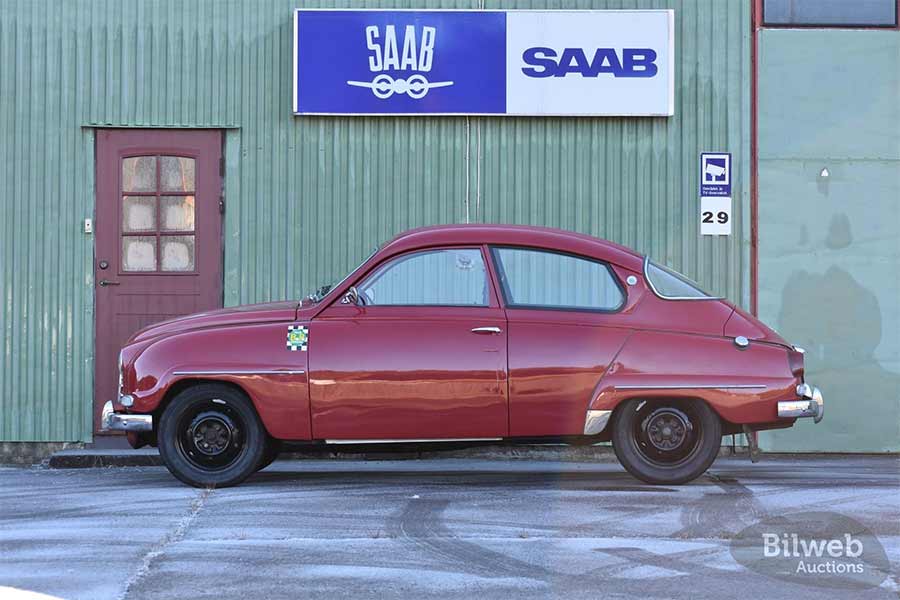 This 1964 Saab 96 2-Stroke, featuring a factory-built race engine from Saab’s motorsport division, once roared through the Nürburgring and the Dalsrands Rally. With its Lancia carburetors and side-mounted race exhaust, this high-revving machine embodies Saab’s competition spirit.