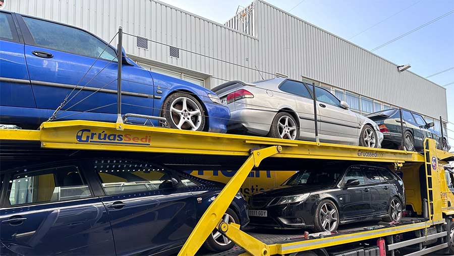 A journey to revival: Paco Ferris’ flood-damaged Saabs, including the Turbo X, are loaded and on their way to Zaragoza for meticulous restoration.