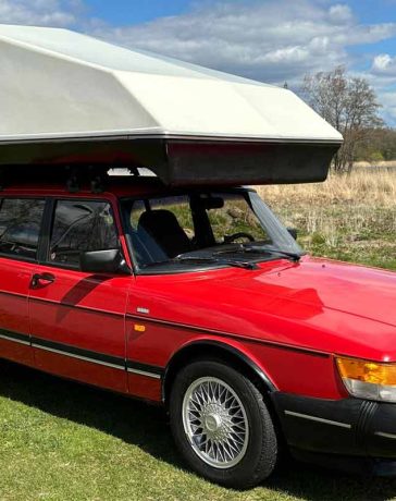 This rare SAAB 900S Toppola — 1992, a classic Saab 900 with Toppola camper upgrade, is a unique opportunity for motor and outdoor enthusiasts. With a starting bid of SEK 120,000-140,000, it's a piece of Swedish motor and camping history.