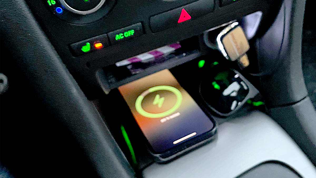 Upgrade your Saab 9-3 with the Wireless QI Charger for seamless modernization."