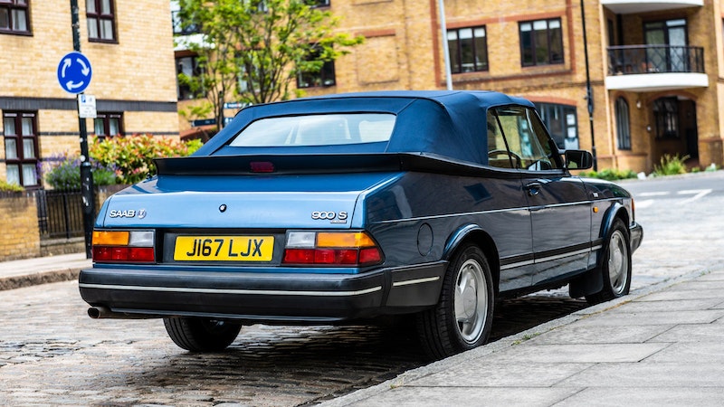 Classic Saab 900 shines in its original metallic blue after recent re-spray