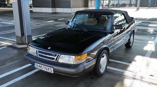 Vlad Micsunescu presenting the Saab 900 Convertible – a timeless icon of Swedish engineering and design.