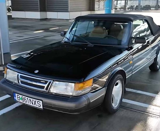 Vlad Micsunescu presenting the Saab 900 Convertible – a timeless icon of Swedish engineering and design.