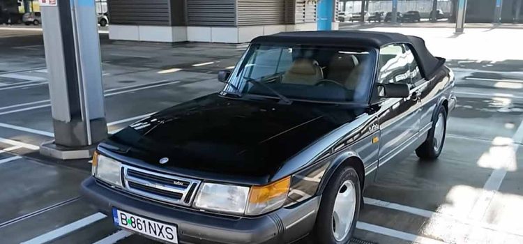 Vlad Micsunescu presenting the Saab 900 Convertible – a timeless icon of Swedish engineering and design.