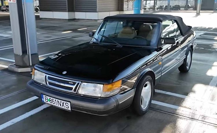 Vlad Micsunescu presenting the Saab 900 Convertible – a timeless icon of Swedish engineering and design.