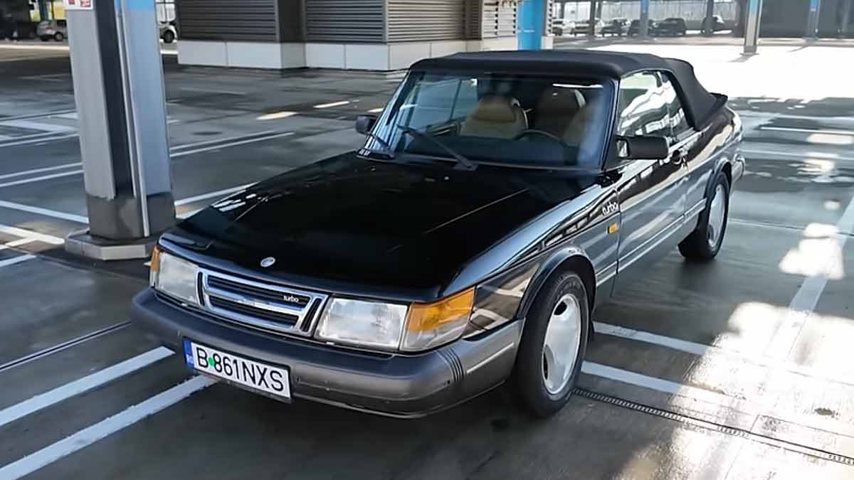 Vlad Micsunescu presenting the Saab 900 Convertible – a timeless icon of Swedish engineering and design.