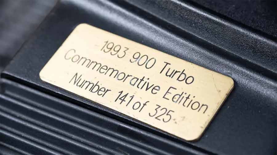 Exclusive Heritage: The 'Commemorative Edition' Badge with Serial Number 141/325, Marking the Unique Legacy of the 1993 Saab 900 Turbo