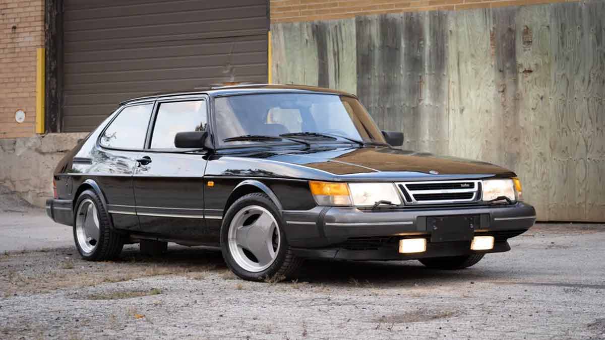 Iconic Elegance: The 1993 Saab 900 Turbo Commemorative Edition in its Timeless Glory