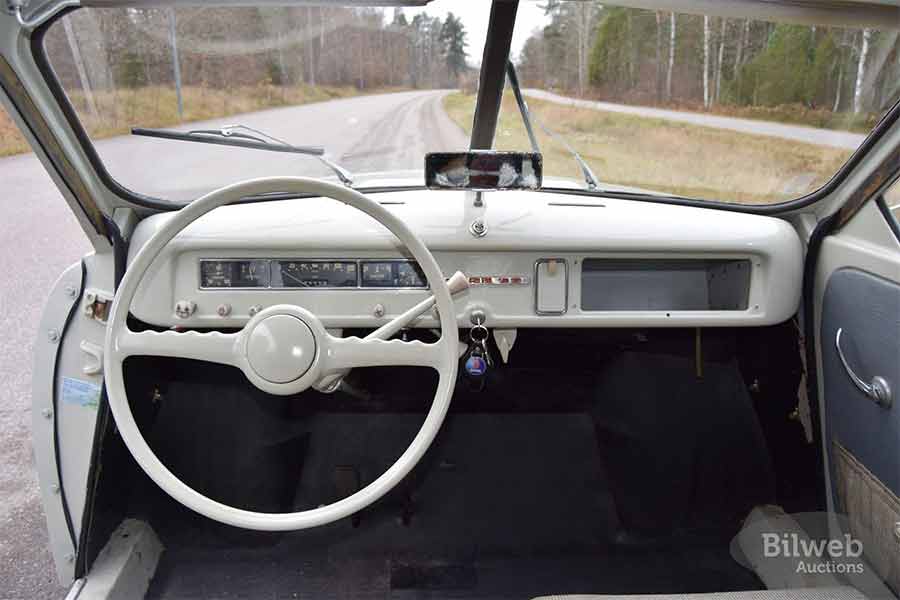 The minimalist dashboard of the 1953 Saab 92B De Luxe 2T reflects a pure Scandinavian design ethos, with functional simplicity and a steering wheel that nods to its aviation roots