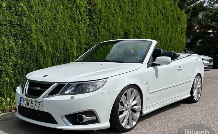 A sleek and powerful 2008 Saab 9-3 1.8T Convertible with 320 HP from MapTune, up for auction at Bilweb Auctions.