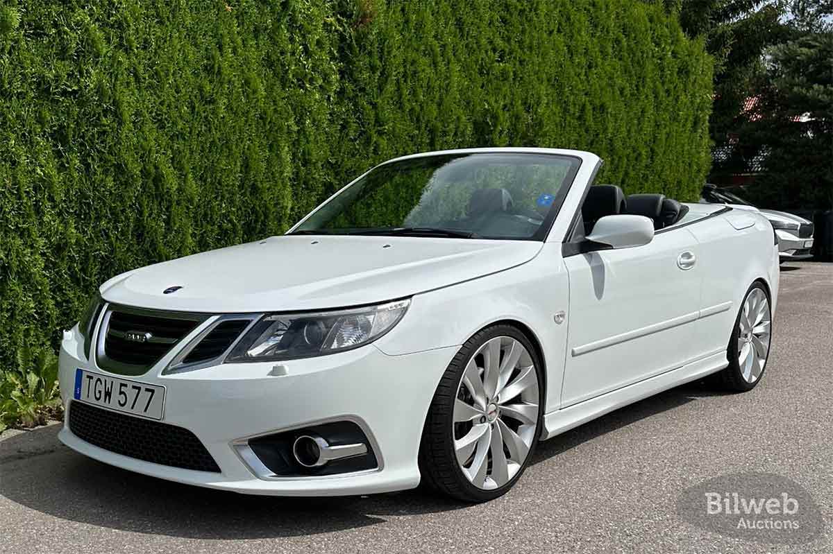 A sleek and powerful 2008 Saab 9-3 1.8T Convertible with 320 HP from MapTune, up for auction at Bilweb Auctions.