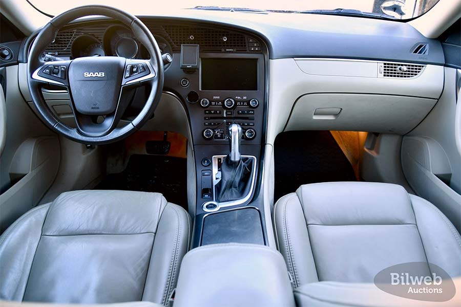 The refined interior of the Saab 9-5 NG Vector Hirsch, featuring a driver-focused cockpit, premium materials, and Saab’s signature ergonomic design—built for comfort and performance.