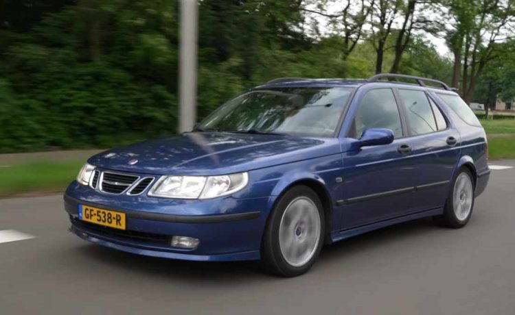 The 2002 Saab 9-5 2.2 TiD Wagon, captured in its full glory, exemplifies resilience and durability with nearly 600,000 kilometers on the odometer. This iconic vehicle continues to serve its owner faithfully, showcasing the enduring quality of Saab engineering.